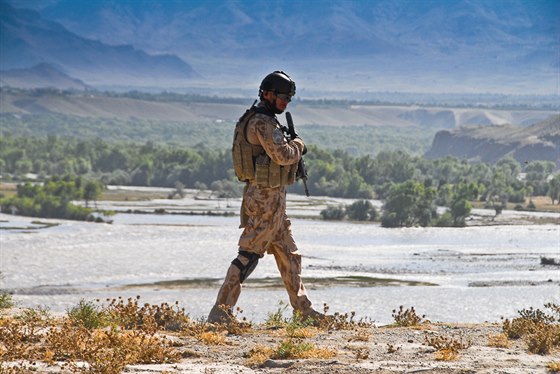 etí vojáci na patrole v okolí základny v afghánském Bagrámu