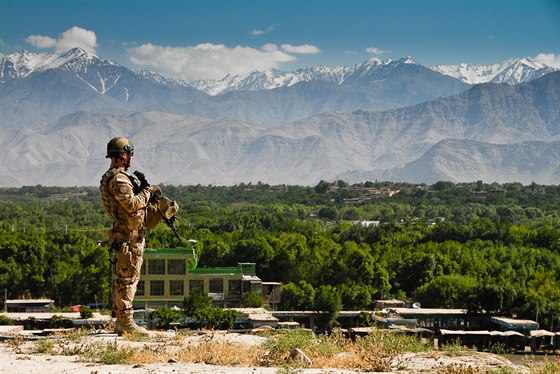 etí vojáci na patrole v okolí základny v afghánském Bagrámu