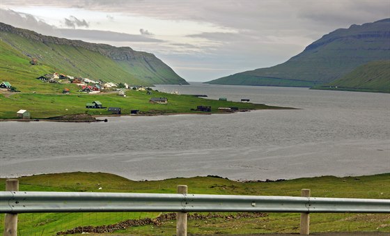 Údolí mezi ostrovy Streymoy (vpravo) a Eysturoy (vlevo)