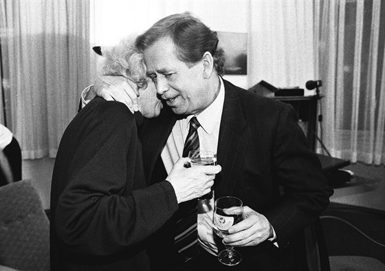 1993. Václav Havel se objímá se svou enou Olgou jen pár vtein po oznámení...