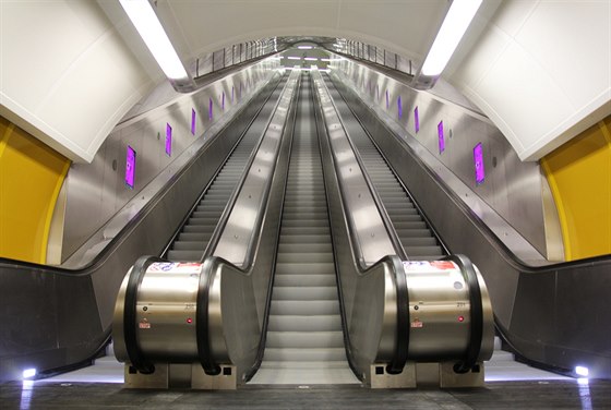 Eskalátorový tunel v praském metru.