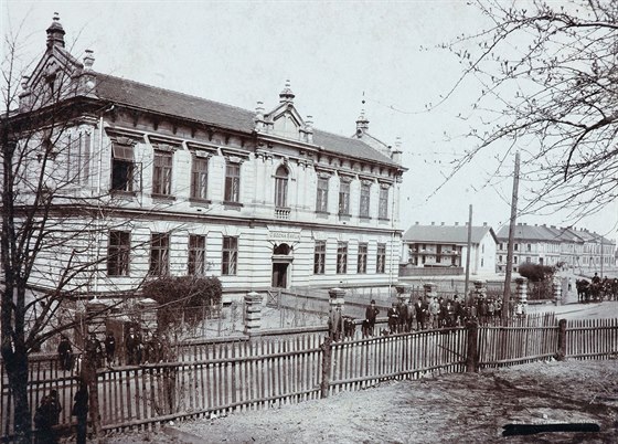 Budova na fotografii z roku 1902 stále v Mariánských Horách stojí, a to hned u...