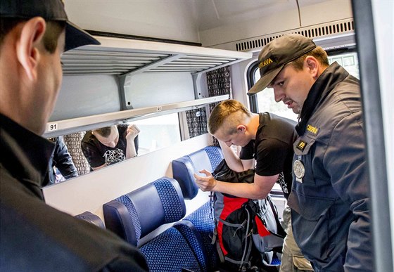 Pardubití celníci kontrolují zavazadla cestujícím v rychlíku Slovenská strela