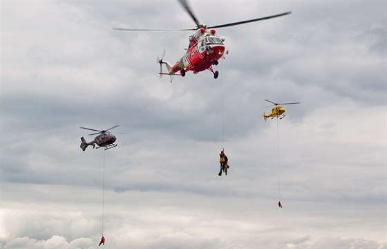 Pehlídka nazvaná Helicopter show nabídla návtvníkm hradeckého letit...