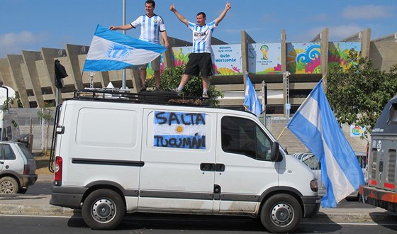Fanouci Argentiny ped stadionem v Belo Horizonte ped zápasem svého týmu...