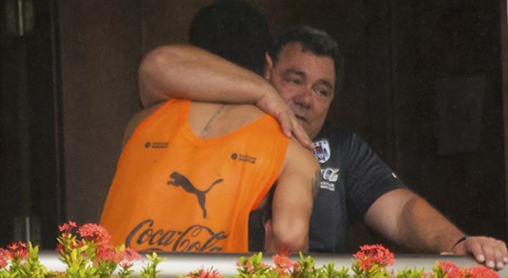 Uruguayský útoník Luis Suárez se na balkon týmového hotelu v Natalu objímá s...