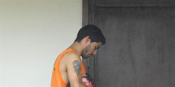 Uruguayský útoník Luis Suárez na balkon týmového hotelu  Serhs v Natalu poté,...