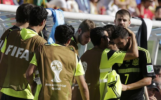 LOUENÍ. David Villa stídá v utkání proti Austrálii. Byl to zejm jeho...