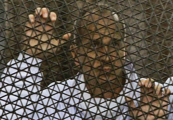 Australan Peter Greste, reportér televize al-Dazíra, sleduje z klece soudní