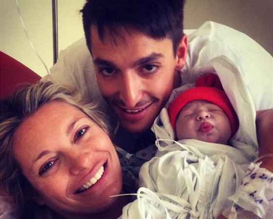 Michal Hrdlika dal na Twitter snímek své dcery Lindy z porodnice. (2014)