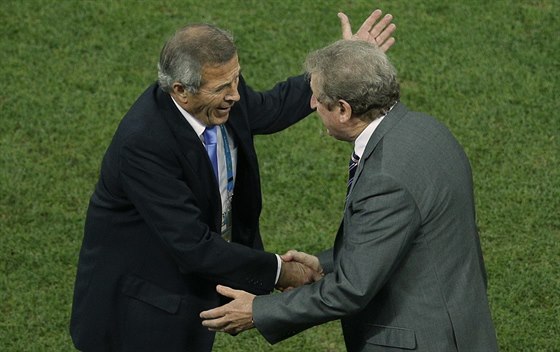 VÍTZ A PORAENÝ. Kou uruguayské fotbalové reprezentace Oscar Tabarez (vlevo)...