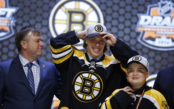 David Pastrák pi draftu NHL pózuje v dresu Bostonu. 