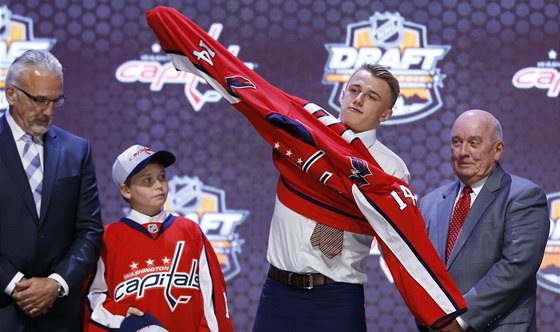 Jakub Vrána pi draftu NHL obléká dres Washingtonu. 
