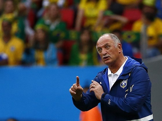 Brazilský trenér Luiz Felipe Scolari diriguje bhem zápasu své svence.