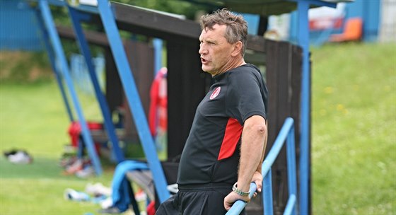 Trenér Miroslav Beránek sleduje fotbalisty Slavie pi tréninku.