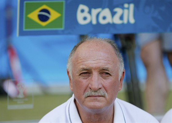 Brazilský trenér Luiz Felipe Scolari sleduje vystoupení svých svenc v...