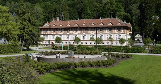 Pavilon pramene Nový Jubilejní je osázený stále zelenými rododendrony. Pramen...