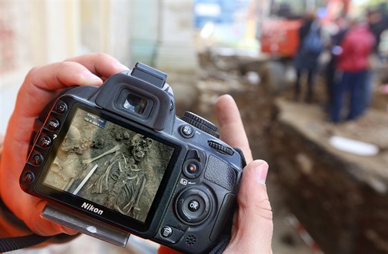 Záchranný archeologický výzkum ped kláterním kostelem v Teplé objevil...