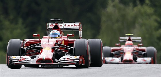 Fernando Alonso (vlevo) a Kimi Räikkönen zastupují ve Velké cen Rakouska stáj...