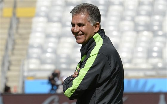 Carlos Queiroz vede trénink íránských fotbalist.