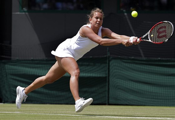 NEEKANÁ HRDINKA. Barbora Záhlavová-Strýcová bojuje se zranním, pesto dokázala vyadit nasazenou dvojku ve Wimbledonu.