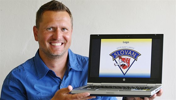 Jan aloun s novým logem ústeckého Slovanu, které sám vymyslel.
