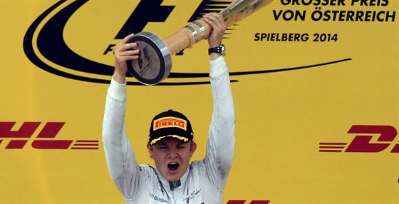 JE TO MOJE! Nico Rosberg z Mercedesu triumfáln oslavuje vítzství na Velké...