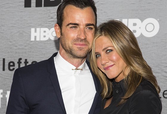 Justin Theroux a Jennifer Anistonová na premiée nové ady seriálu HBO The...