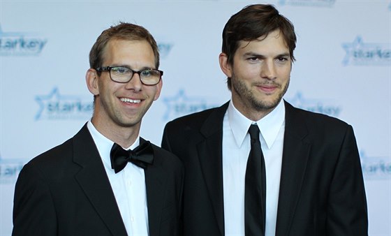 Ashton Kutcher a jeho dvoje Michael (St. Paul, 28. ervence 2013)