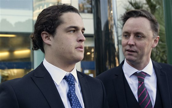 estnáctiletý Lucas Battison se svým právníkem (29. 6. 2014).
