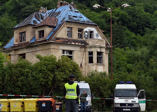 Policisté vilu Milada obehnali páskou a squattery k ní nepustili.