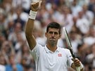 Novak Djokovi zdrav publikum po postupu do druhho kola Wimbledonu.