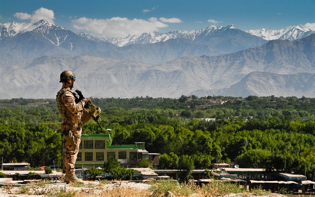 Čeští vojáci na patrole v okolí základny v afghánském Bagrámu Čeští vojáci na patrole v okolí základny v afghánském Bagrámu