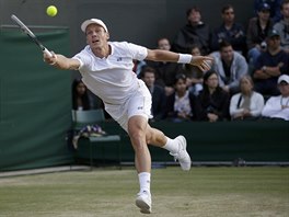 VELK SIL. Tom Berdych se sna odvrtit der Marina ilie.