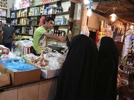 Iráanky v Bagdádu nakupují jídlo, aby se pipravily na svatý msíc ramadán...