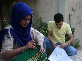 Kurdtí dobrovolníci pipravují Korány a modlitební kobereky pro uprchlé...