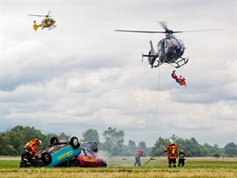 Speciální helikoptéra nejprve k místu navezla materiál, závr patil vrtulníku...