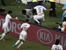 EUFORIE. Uruguaytí fotbalisté slaví jediný gól zápasu, který je na úkor Itálie...