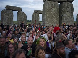 Oslavy slunovratu u Stonehenge (Spojené království, 21. ervna 2014).