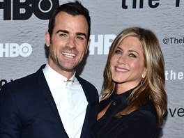 Justin Theroux a Jennifer Anistonová na premiée seriálu HBO The Leftovers (New...