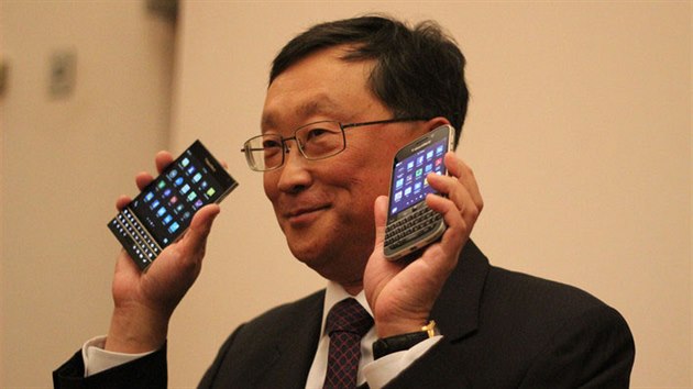 f BlackBerry John Chen dr v rukou pipravovan modely Passport a Classic.