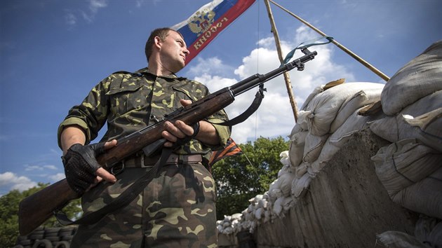 Proruský separatista na strái u msta Lysyansk v Luhanské oblasti (24. ervna...