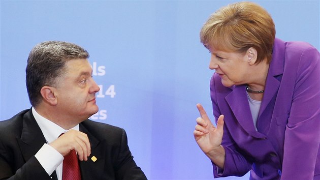 Ukrajinsk prezident Petro Poroenko a nmeck kanclka Angela Merkelov po podpisu asocian smlouvy mezi Kyjevem a EU v Bruselu (27. ervna 2014)
