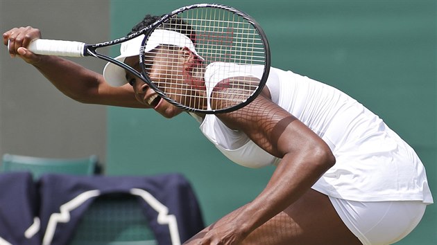 KAMPAK ASI DOPADNE? Americk tenistka Venus Williamsov v souboji s Japonkou Narovou.