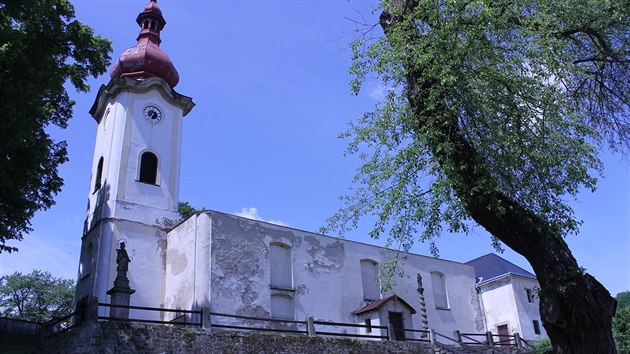 Kostel sv. Mikule v Petrovicch o stechu piel roku 1988, ztila se po neodbornm zsahu v interiru.