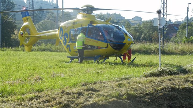 Vrtulnk, kter pevezl zrannho motorke do fakultn nemocnice. (27.6.2014)