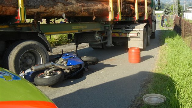 Mlad motork se na Jablunkovsku stetnul s nklakem pevejcm devo. (27.6.2014)