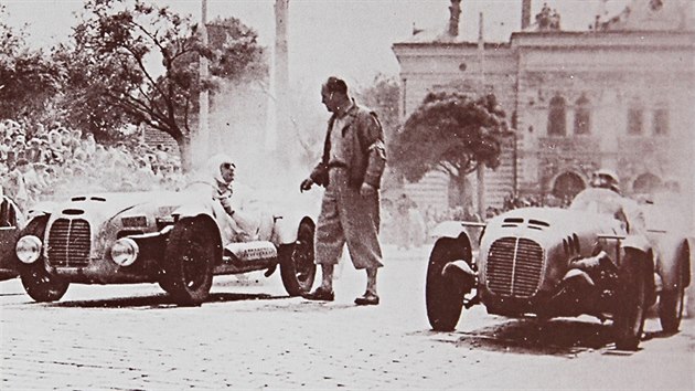 Zvod Lochotnsk okruh - 1949 - start automobil tdy 750 ccm, repro z knihy Karla Pelka Plze s vn benznu.