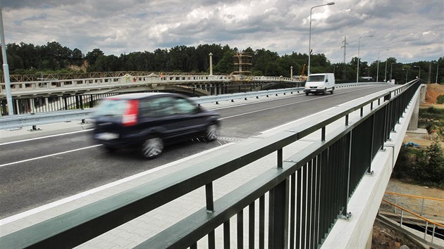 Pro dopravu oteven nov most pes Berounku v plzesk Jaten ulici (24. 6. 2014)