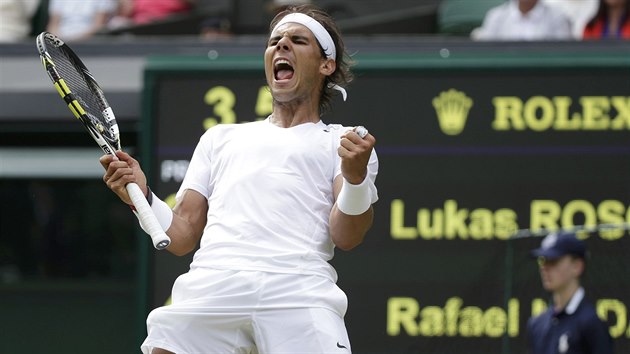 POSTUP. panlsk tenista Rafael Nadal se hodn raduje z vhry nad Lukem Rosolem ve Wimbledonu.